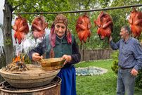 ببینید؛ غذای روستایی در آذربایجان؛ پخت اردک دودی در تنور