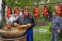 ببینید؛ غذای روستایی در آذربایجان؛ پخت اردک دودی در تنور