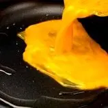 ببینید| طرز تهیه یک غذای راحت با تخم مرغ و تن ماهی 