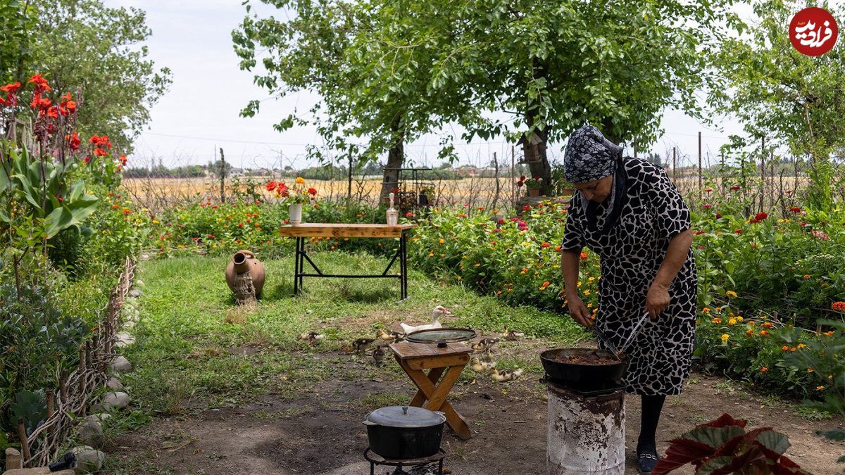 ببینید؛ غذای روستایی در آذربایجان؛ پخت کوکوی بادمجان در طبیعت