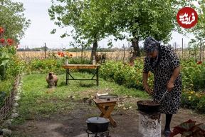 ببینید؛ غذای روستایی در آذربایجان؛ پخت کوکوی بادمجان در طبیعت