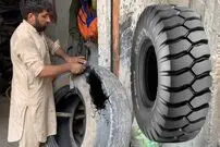 ببینید؛ مراحل تماشایی تعمیر ترکیدگی لاستیک کامیون از نمای نزدیک