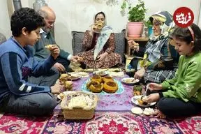 ببینید| غذای روستایی در ایران؛ پخت دلمه کلم قمری در هوای برفی روستا