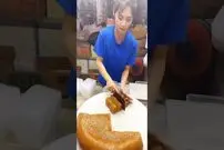 (ویدئو) سرعت و مهارت این زن فروشنده کره ای در برش زدن کیک مالا