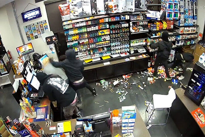 ( ویدیو) حمله جانانه دختر جوان به دو دزد فروشگاه مقابل دوربین‌های مدار بسته