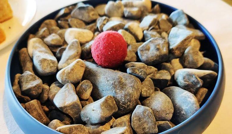غذای مورد علاقه چینی‌ها: لیس زدن سنگ‌های سرخ‌شده در ماهیتابه!