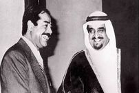 عکس| سفر به تاریخ؛ «صدام» در حال بررسی «تفنگ طلایی» که از پادشاه عربستان هدیه گرفت