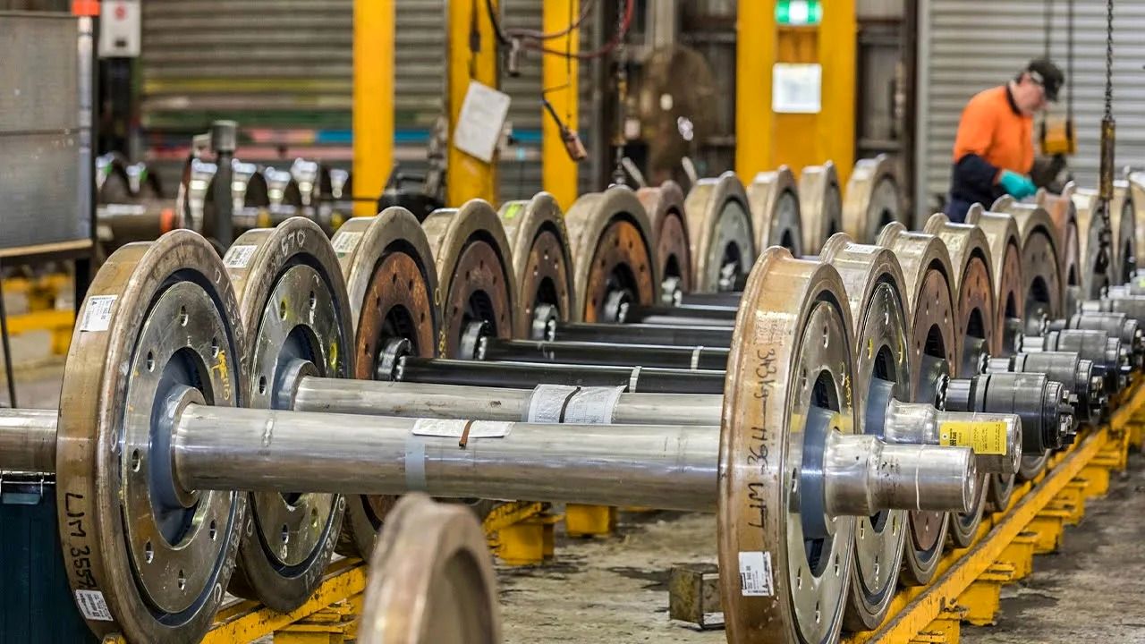 (ویدئو) چرخ های قطار چگونه در کارخانه تولید می شوند؟