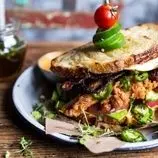 طرز تهیه «ساندویچ مرغ اناری»؛ ترکیب جادویی رب انار و گردو در یک لقمه!