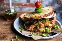 طرز تهیه «ساندویچ مرغ اناری»؛ ترکیب جادویی رب انار و گردو در یک لقمه!