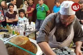 ببینید| غذای خیابانی در مصر؛ مهارت آشپز خیابانی در تهیه ساندویچ جگر در قاهره