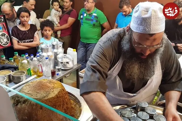 ببینید| غذای خیابانی در مصر؛ مهارت آشپز خیابانی در تهیه ساندویچ جگر در قاهره