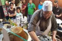 ببینید| غذای خیابانی در مصر؛ مهارت آشپز خیابانی در تهیه ساندویچ جگر در قاهره