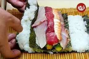 ببینید| غذای خیابانی در ژاپن؛ ماهی سوف سرخ شده و رول سوشی رنگین کمانی در اوکیناوا