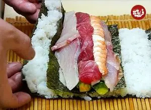 ببینید| غذای خیابانی در ژاپن؛ ماهی سوف سرخ شده و رول سوشی رنگین کمانی در اوکیناوا