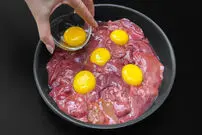 (ویدئو) نحوه پخت یک غذای ساده آلمانی با 600 گرم جگر مرغ و 5 تخم مرغ