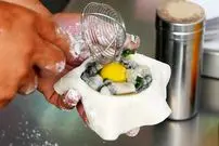 ببینید| غذای خیابانی در تایوان؛ تهیه یک غذای سنتی با صدف، تخم مرغ و پیازچه در تایپه
