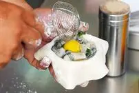 ببینید| غذای خیابانی در تایوان؛ تهیه یک غذای سنتی با صدف، تخم مرغ و پیازچه در تایپه