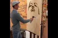 (ویدئو) هنرمند ویتنامی که با آتش‌زدن و سوزاندن تصاویر ویژه ای را خلق می کند 