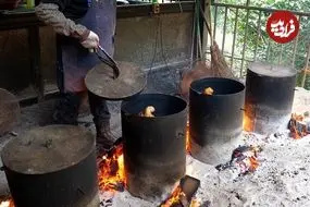 ببینید| غذای خیابانی در تایوان؛ کباب کردن مرغ در بشکه فلزی در تایپه