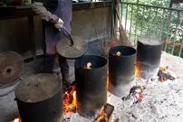 ببینید| غذای خیابانی در تایوان؛ کباب کردن مرغ در بشکه فلزی در تایپه