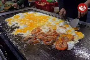ببینید| غذای خیابانی در مالزی؛ میگوی سرخ شده با برنج و تخم مرغ در کوالالامپور