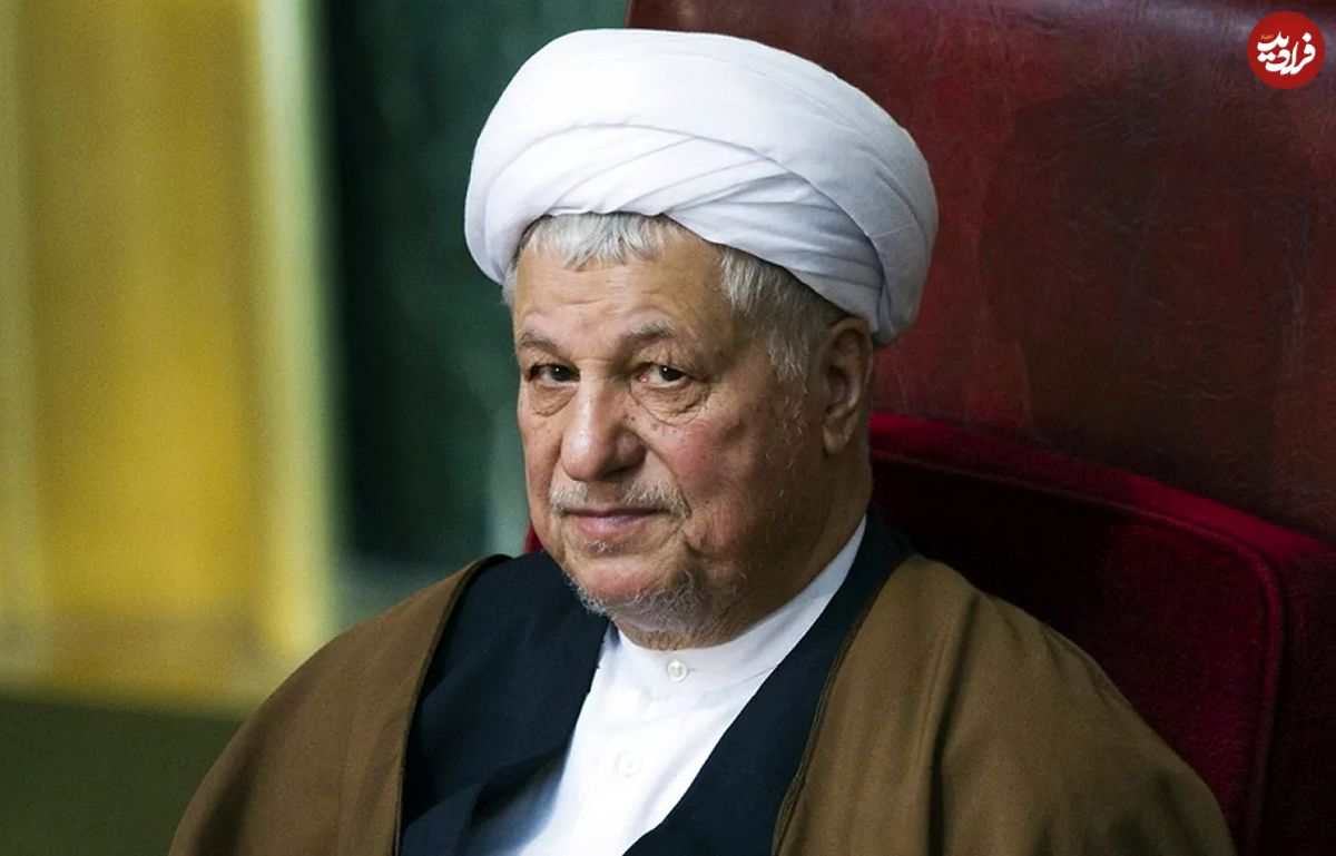 ببینید؛ سفر به تاریخ؛ «هاشمی رفسنجانی» در جبهه در حال بررسی یک تیربار