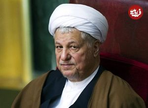 ببینید؛ سفر به تاریخ؛ «هاشمی رفسنجانی» در جبهه در حال بررسی یک تیربار