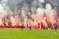 (ویدئو) ناتمام ماندن مسابقه فوتبال به خاطر اعتراض و ورود هواداران به زمین