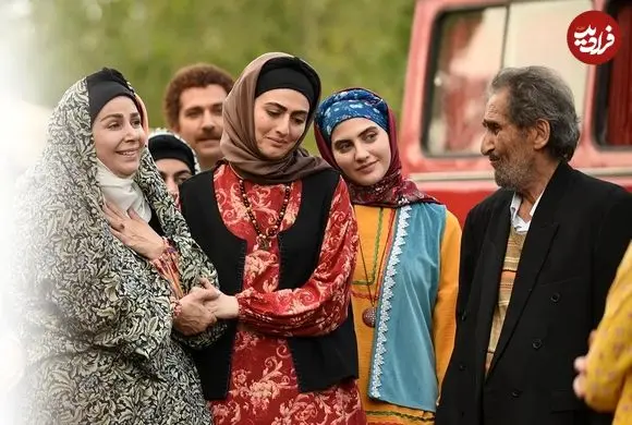 عکس| سفر در زمان؛ «انیس» مشغول استراحت در پشت صحنه سریال سوجان؛ سال 1402