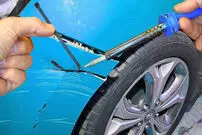 (ویدئو) ترفندی جالب برای رفع خش آینه خودرو و تعمیر قطعات پلاستیکی ماشین