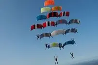 (ویدیو) حادثه تلخ بازشدن چتر روی زمین در خلیج فارس