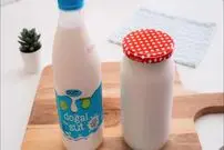 (ویدئو) چگونه با یک لیتر شیر در خانه ماست خوشمزه و طبیعی درست کنیم؟