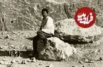 عکس| سفر به ایران قدیم؛ عکس یادگاری با سنگ‌نگارۀ شاپور ساسانی در دوران قاجار