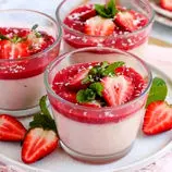 طرز تهیه پاناکوتا توت فرنگی؛ دسر بهاری و خوشبو