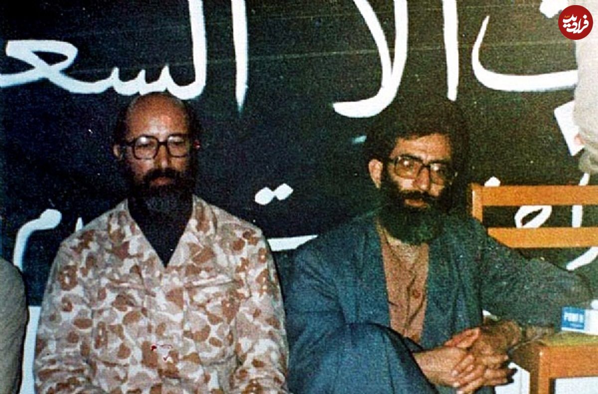 عکس؛ سفر در زمان؛ «شهید چمران در کنار رهبر انقلاب» در صحرای طبس؛ اواخر دهه 50
