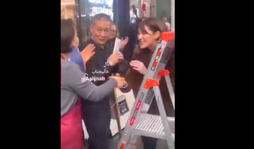 (ویدئو) سورپرایز جالب مشتریان آمریکایی، اشک زوج رستوران دار کره ای را سرازیر کرد