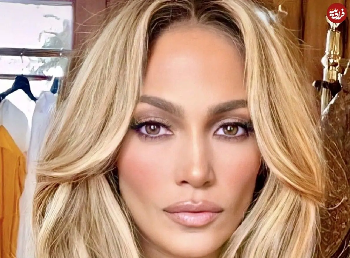 عکس| سفر در زمان؛ «جنیفر لوپز» در حال پیاده شدن از ماشین اش در کالیفرنیا؛ سال 1379