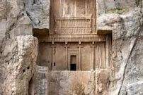 عکس| سفر زمان؛ استراحت مرد قاجاری در مقبرۀ «داریوش کبیر»