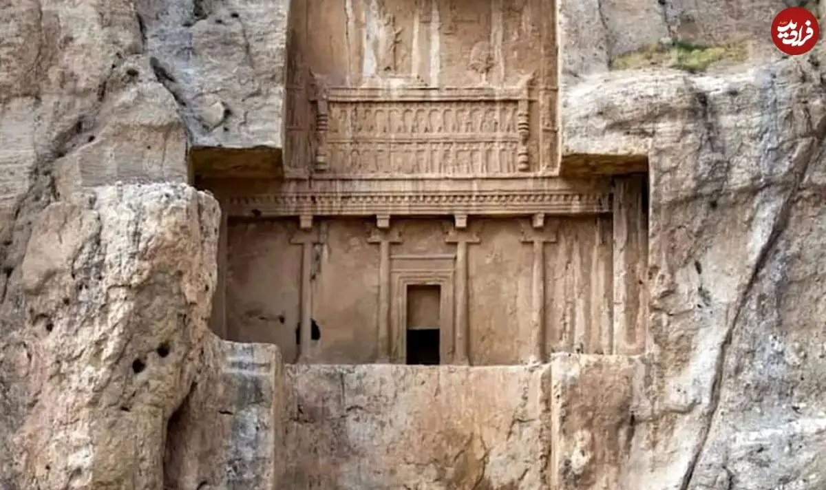 عکس| سفر زمان؛ استراحت مرد قاجاری در مقبرۀ «داریوش کبیر»