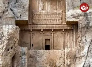 عکس| سفر زمان؛ استراحت مرد قاجاری در مقبرۀ «داریوش کبیر»