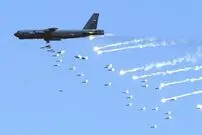 عکس| بمباران با بیش از ۲۰۰ بمب افکن «بی ۵۲» جهان را در بهت فرو برد؛ ۲۰ هزار تُن بمب در ۱۱ روز