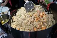 ببینید| غذای خیابانی در تایوان؛ پخت پلو مخلوط با میگو، تخم مرغ و املت صدف در تایپه