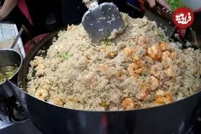 ببینید| غذای خیابانی در تایوان؛ پخت پلو مخلوط با میگو، تخم مرغ و املت صدف در تایپه