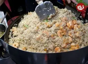 ببینید| غذای خیابانی در تایوان؛ پخت پلو مخلوط با میگو، تخم مرغ و املت صدف در تایپه
