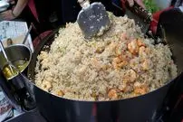 ببینید| غذای خیابانی در تایوان؛ پخت پلو مخلوط با میگو، تخم مرغ و املت صدف در تایپه