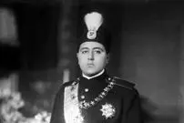 عکس| سفر در زمان؛ «احمدشاه» آخرین پادشاه قاجار در میان درباریان