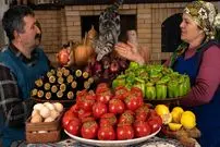ببینید| غذای روستایی در آذربایجان؛ پخت دلمه با گوشت، بادمجان، گوجه فرنگی و فلفل 
