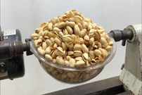 ببینید؛ نحوه ساخت یک گلدان زیبا با پوست پسته با کمک دستگاه خراطی