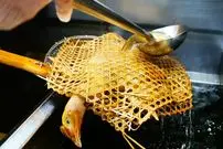 ببینید| غذای خیابانی در آمریکا؛ مرغ شکم پر در نیویورک